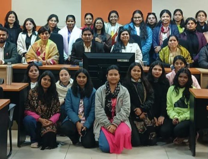 कांगड़ा में DU छात्रों का फील्ड विजिट, उपायुक्त ने विद्यार्थियों से किया संवाद