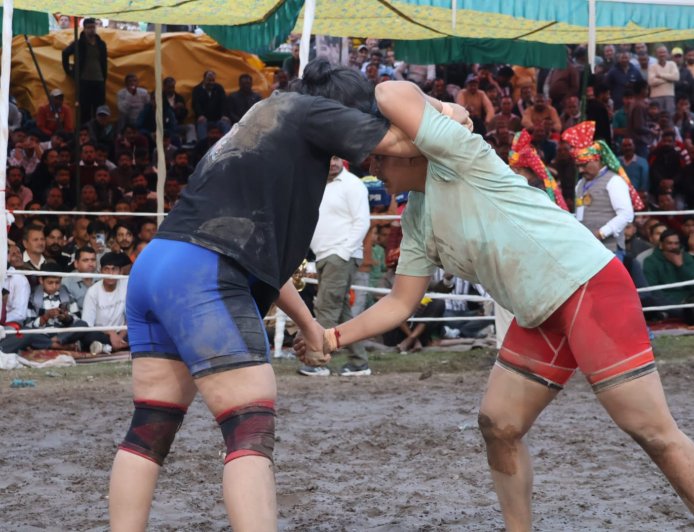 धुम्मू शाह मेले में छाए देश-विदेश के पहलवान! ईरान vs UP मुकाबला रहा बराबरी पर