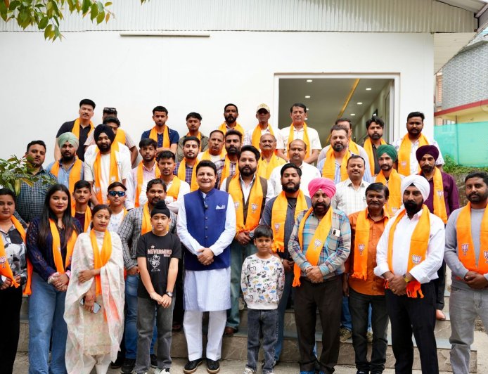 धर्मशाला में कांग्रेस को बड़ा झटका! 50 परिवारों ने छोड़ी पार्टी, BJP में हुए शामिल