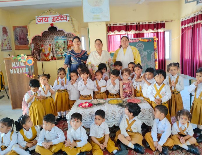 नादौन में विद्या आरंभ, बच्चों ने लिखे ‘अ-आ’