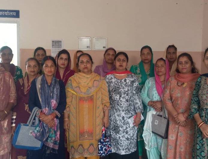 नादौन में कन्या स्कूल पर विवाद, अभिभावकों का धरना