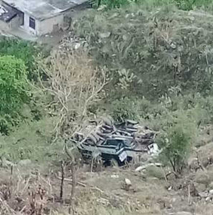 मंडी में HRTC बस 100 मीटर खाई में गिरी, बड़ा हादसा टला