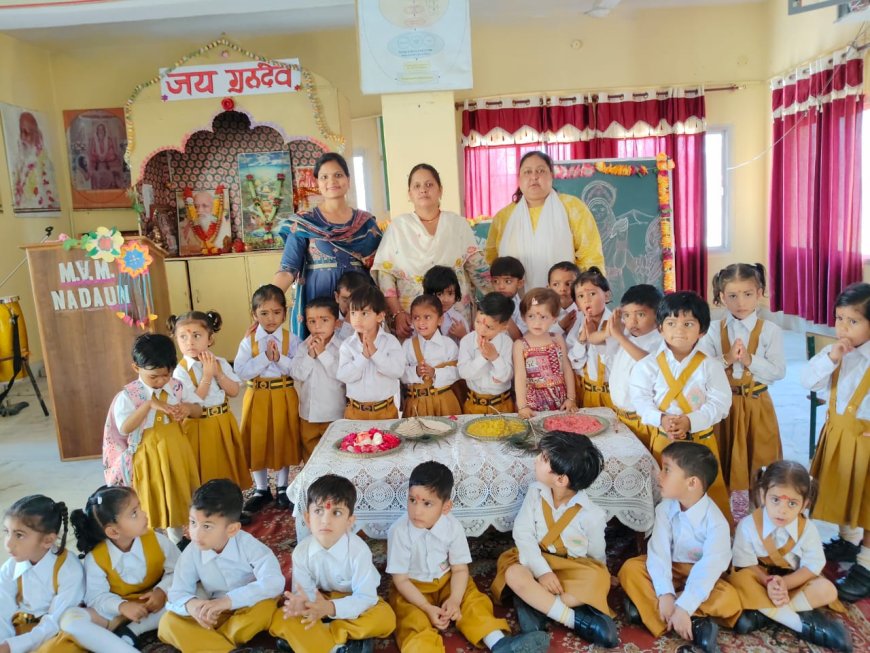 नादौन में विद्या आरंभ, बच्चों ने लिखे ‘अ-आ’