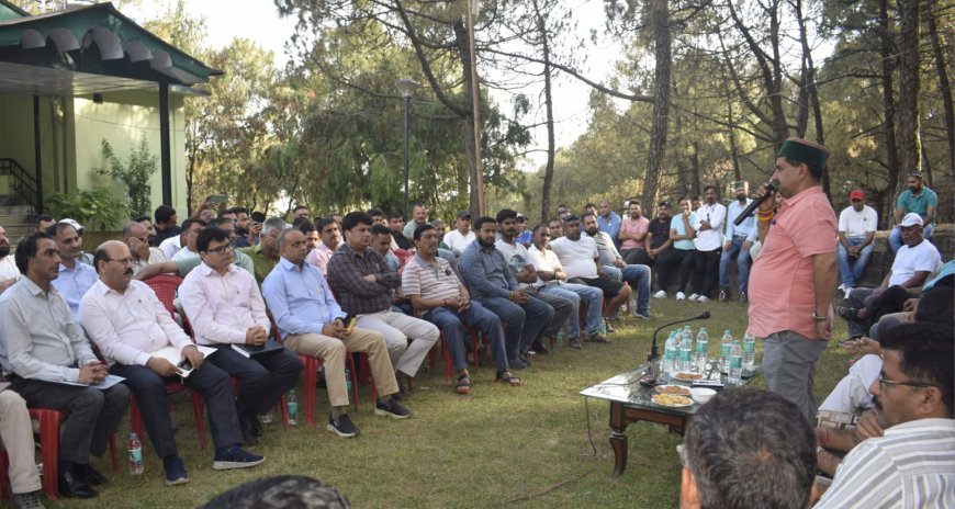 टैक्सी-ट्रक, टिप्पर एवं ऑटो आपरेटरों की समस्याओं के समाधान को सरकार प्रतिबद्ध : केवल सिंह पठानिया