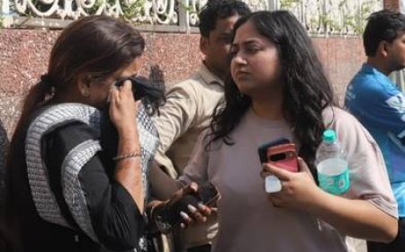 दिल्ली अग्निकांड: लॉक सीढ़ियों ने ली 9 जानें, AC धमाके से मची तबाही