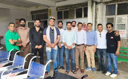 जनसेवा की मिसाल: राजीव गांधी आयुर्वेदिक अस्पताल को मिले व्हीलचेयर और स्ट्रेचर