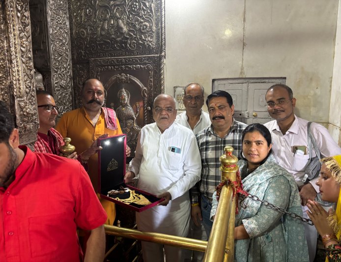 मां वज्रेश्वरी के दरबार में चढ़ा 100 ग्राम सोने का हार, पुणे से पहुंचे श्रद्धालुओं की अनोखी आस्था