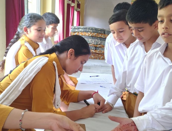 महर्षि विद्या मंदिर में लोकतंत्र की अनोखी सीख, वोटर्स डे पर बच्चों ने चुने अपने नेता