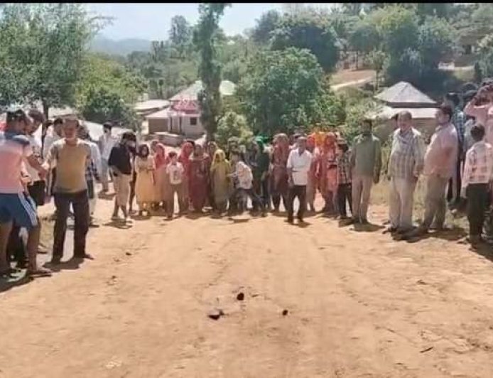 40 साल से सड़क नहीं, अब पूरे गांव ने किया चुनाव बहिष्कार