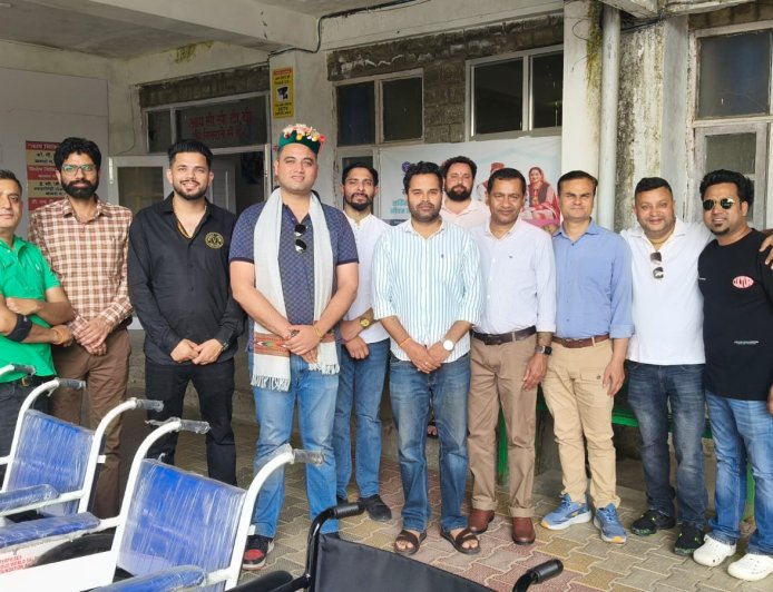जनसेवा की मिसाल: राजीव गांधी आयुर्वेदिक अस्पताल को मिले व्हीलचेयर और स्ट्रेचर