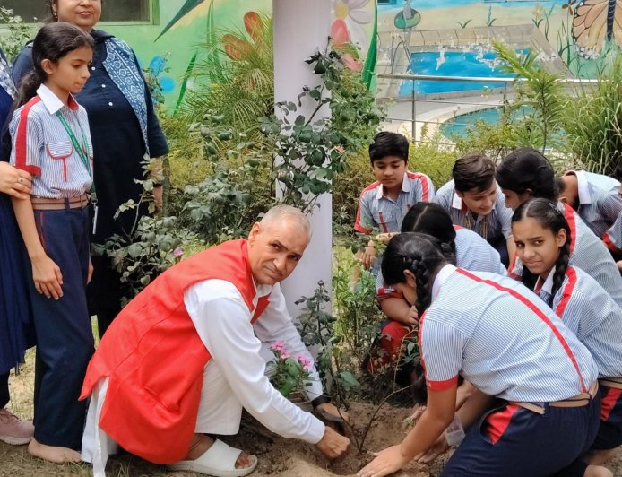मोबाइल छोड़ योग अपनाने की सीख! कांगड़ा के स्कूल में विद्यार्थियों ने लिया संस्कारवान बनने का संकल्प