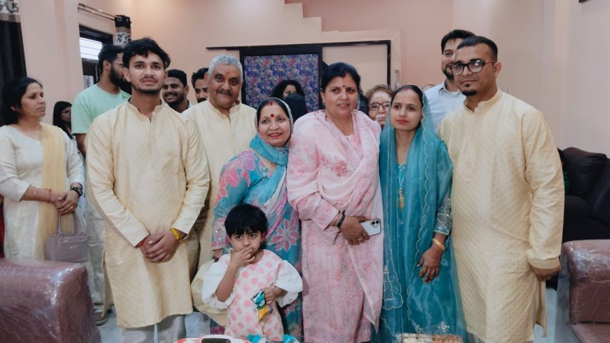 नादौन में कमल कम्मी के नए घर पर पहुंचीं कमलेश ठाकुर, दी शुभकामनाएं