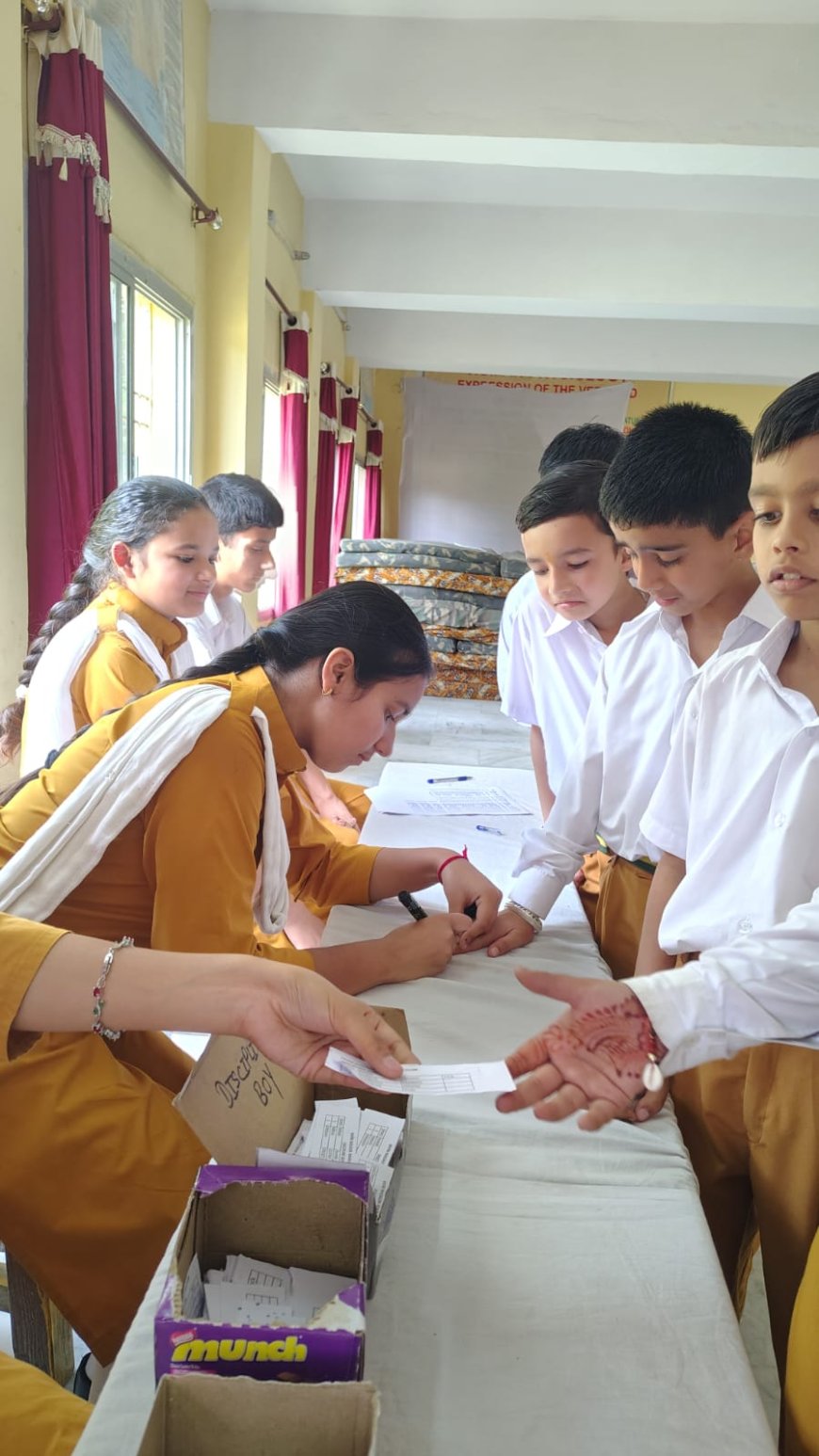 महर्षि विद्या मंदिर में लोकतंत्र की अनोखी सीख, वोटर्स डे पर बच्चों ने चुने अपने नेता