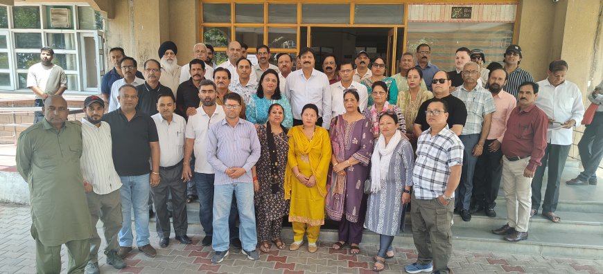पेट्रोल-डीजल की बढ़ती कीमतों पर धर्मशाला में कांग्रेस का हल्ला बोल, राष्ट्रपति को भेजा ज्ञापन
