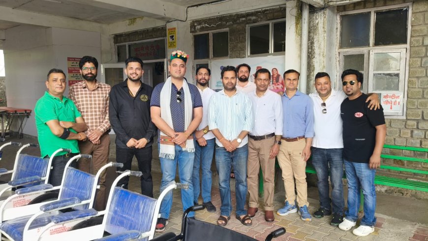 जनसेवा की मिसाल: राजीव गांधी आयुर्वेदिक अस्पताल को मिले व्हीलचेयर और स्ट्रेचर
