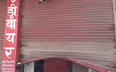 CCTV में कैद हुआ चोर! गगाल के शराब ठेके में सेंधमारी, 50 हजार नकद और महंगी शराब पर हाथ साफ