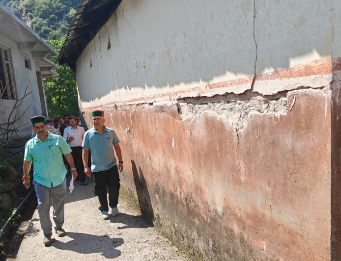 भूकम्प पीड़ितों के बीच पहुंचे विधायक केवल सिंह पठानिया, बोले- हर प्रभावित परिवार को मिलेगी सहायता
