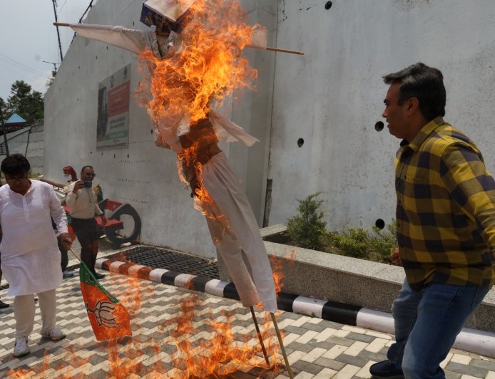 धर्मशाला नगर निगम में शपथ ग्रहण में देरी पर भाजपा का हल्ला बोल, मुख्यमंत्री और आयुक्त के पुतले फूंके