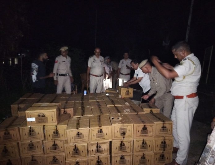 नादौन में पुलिस की बड़ी कार्रवाई: 130 पेटी ओल्ड मॉन्क रम से भरी पिकअप पकड़ी, जांच शुरू