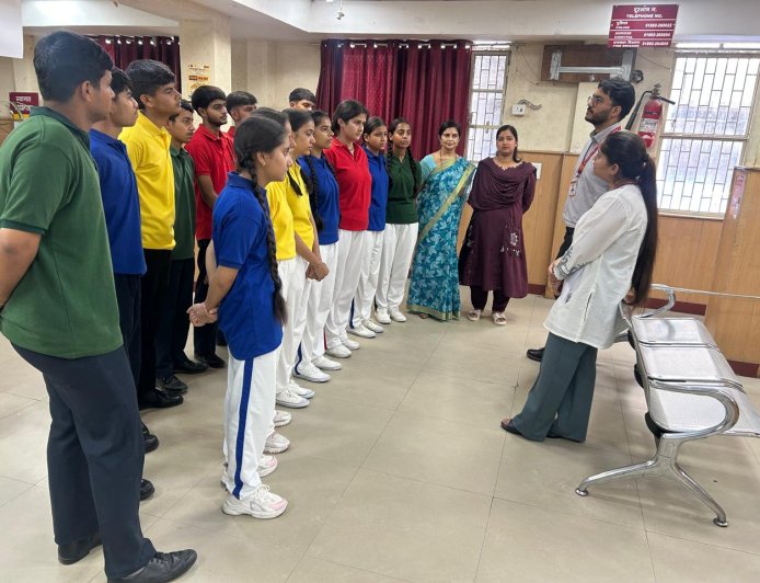 बैंकिंग की बारीकियां सीखने पहुंचे छात्र, PNB शाखा में मिला वित्तीय ज्ञान का अनोखा अनुभव