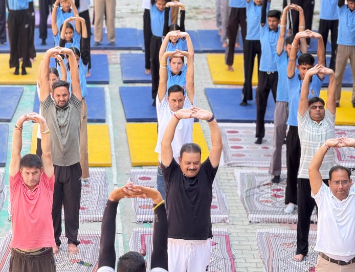 इंदौरा कॉलेज में विधायक मलेंद्र राजन ने किया योगाभ्यास, छात्रों को मिली बी.कॉम. लॉजिस्टिक्स कोर्स की बड़ी सौगात