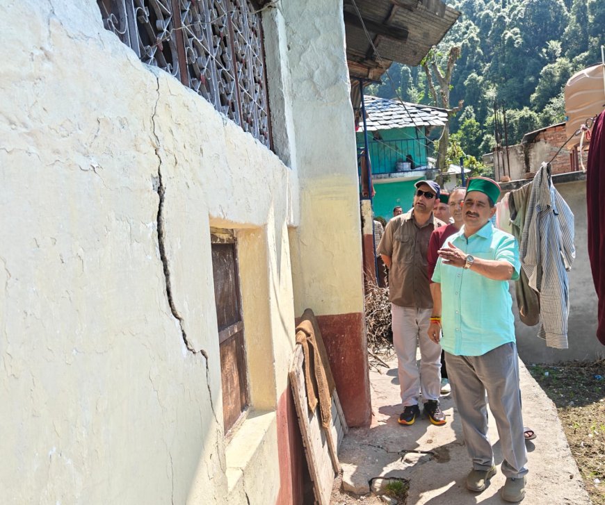 भूकम्प पीड़ितों के बीच पहुंचे विधायक केवल सिंह पठानिया, बोले- हर प्रभावित परिवार को मिलेगी सहायता