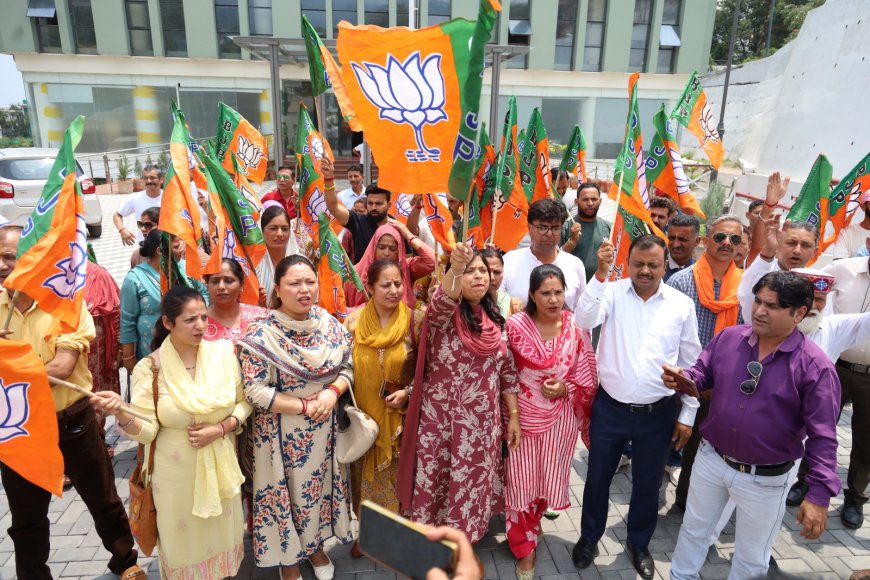 धर्मशाला नगर निगम में शपथ ग्रहण में देरी पर भाजपा का हल्ला बोल, मुख्यमंत्री और आयुक्त के पुतले फूंके
