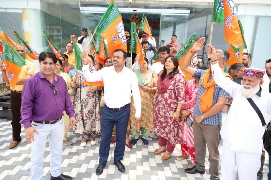 धर्मशाला नगर निगम में शपथ ग्रहण में देरी पर भाजपा का हल्ला बोल, मुख्यमंत्री और आयुक्त के पुतले फूंके