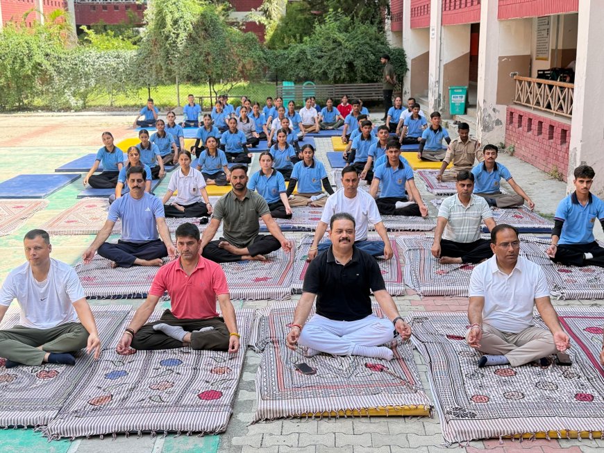 इंदौरा कॉलेज में विधायक मलेंद्र राजन ने किया योगाभ्यास, छात्रों को मिली बी.कॉम. लॉजिस्टिक्स कोर्स की बड़ी सौगात