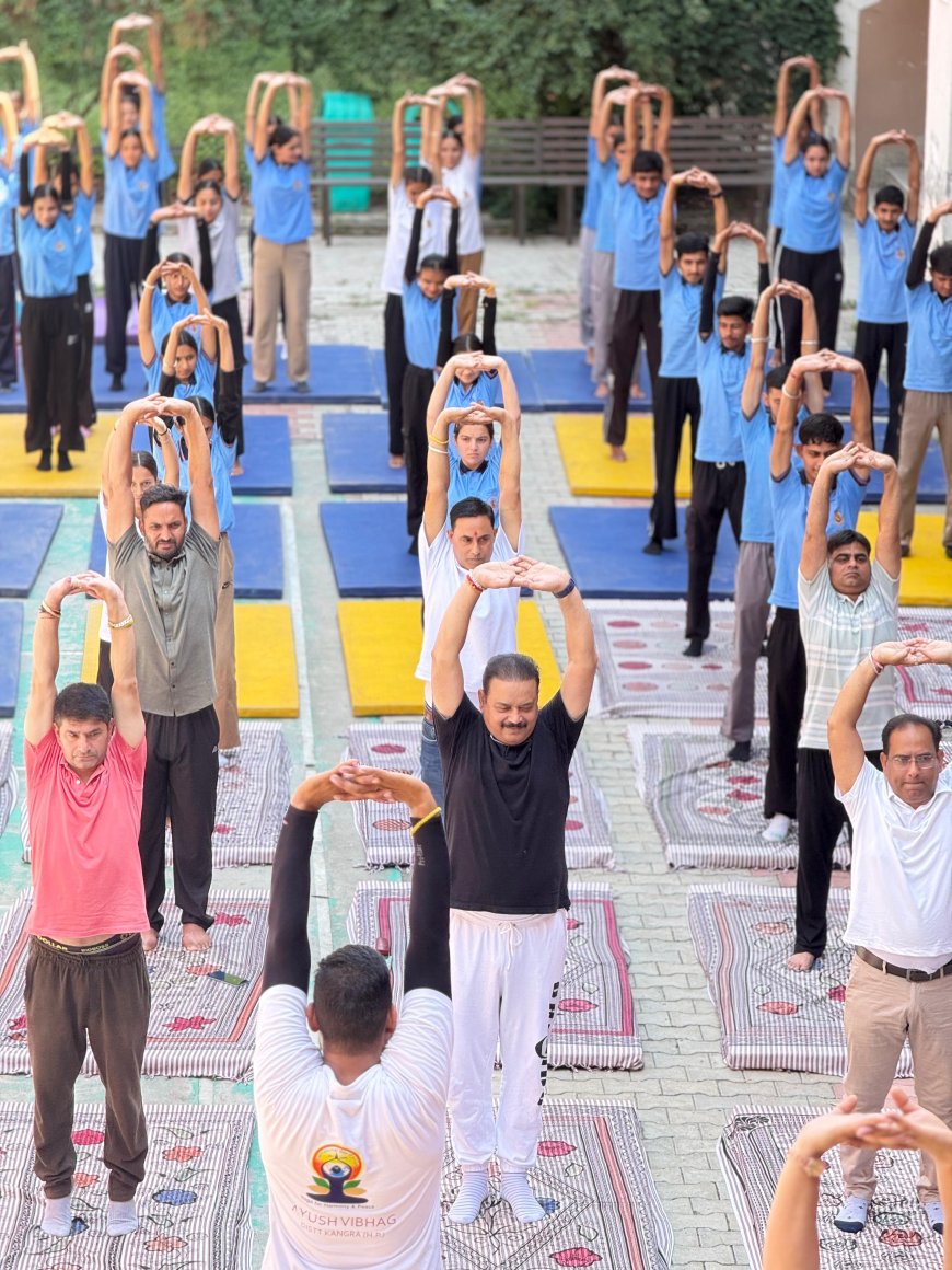 इंदौरा कॉलेज में विधायक मलेंद्र राजन ने किया योगाभ्यास, छात्रों को मिली बी.कॉम. लॉजिस्टिक्स कोर्स की बड़ी सौगात
