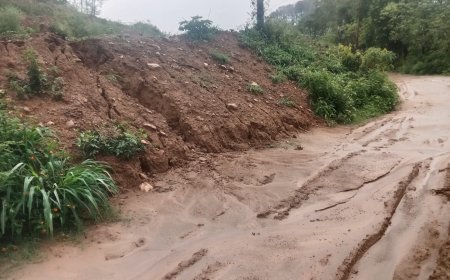 कॉलेज विस्तार बना मुसीबत! रास्ते पर बहा मलबा, ग्रामीणों में दहशत