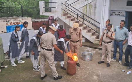 बल्डूहक स्कूल में अग्निशमन विभाग ने सिखाए आग से बचाव के गुर