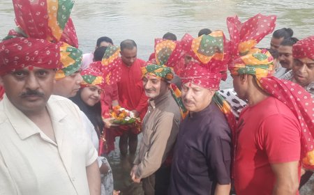 बनेर खड्ड में प्रवाहित की गई माता बज्रेश्वरी देवी को चढ़ाई गई मिंजर