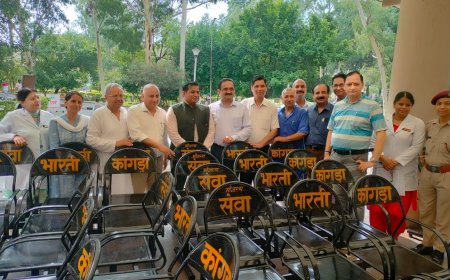 टांडा मेडिकल कॉलेज को सेवा भारती का सहयोग, मरीजों के लिए दान कीं 20 बेंच चेयर