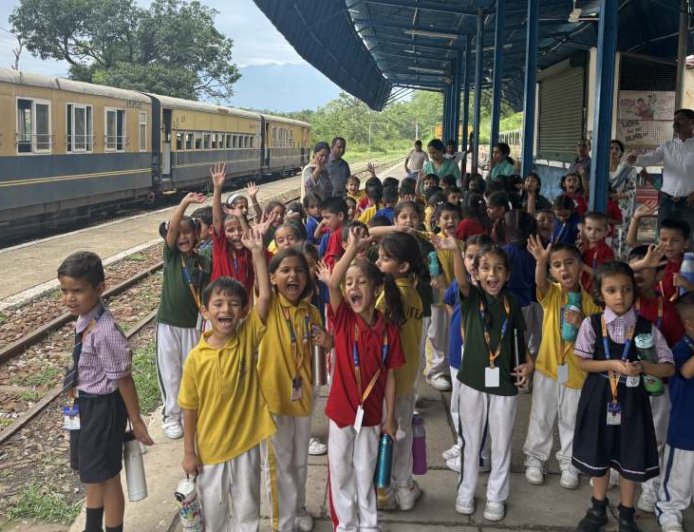 जीएवी कांगड़ा के नौनिहालों ने किया रेल सफर, सुरंगों में गूंजीं खुशियां