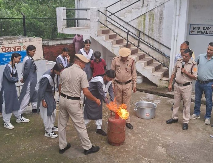 बल्डूहक स्कूल में अग्निशमन विभाग ने सिखाए आग से बचाव के गुर