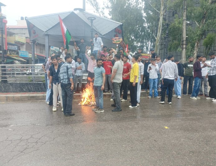 नादौन बस अड्डा के पास इंद्रपाल चौक में युवाओं ने किया जोरदार प्रदर्शन