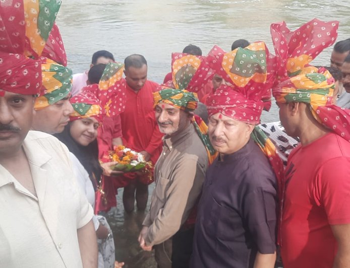 बनेर खड्ड में प्रवाहित की गई माता बज्रेश्वरी देवी को चढ़ाई गई मिंजर