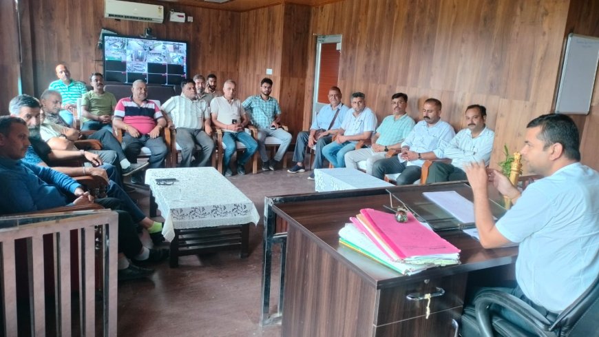 नादौन बाजार में जलभराव रोकने की तैयारी, अवैध स्लैब हटेंगे