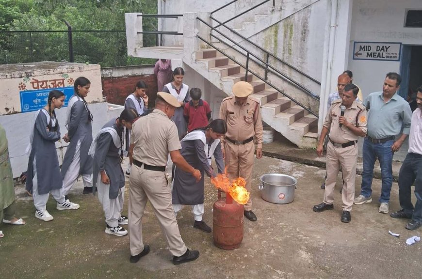 बल्डूहक स्कूल में अग्निशमन विभाग ने सिखाए आग से बचाव के गुर