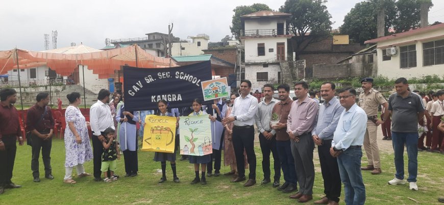 कांगड़ा में स्वच्छता जागरूकता रैली, 700 विद्यार्थियों ने दिया पर्यावरण संरक्षण का संदेश