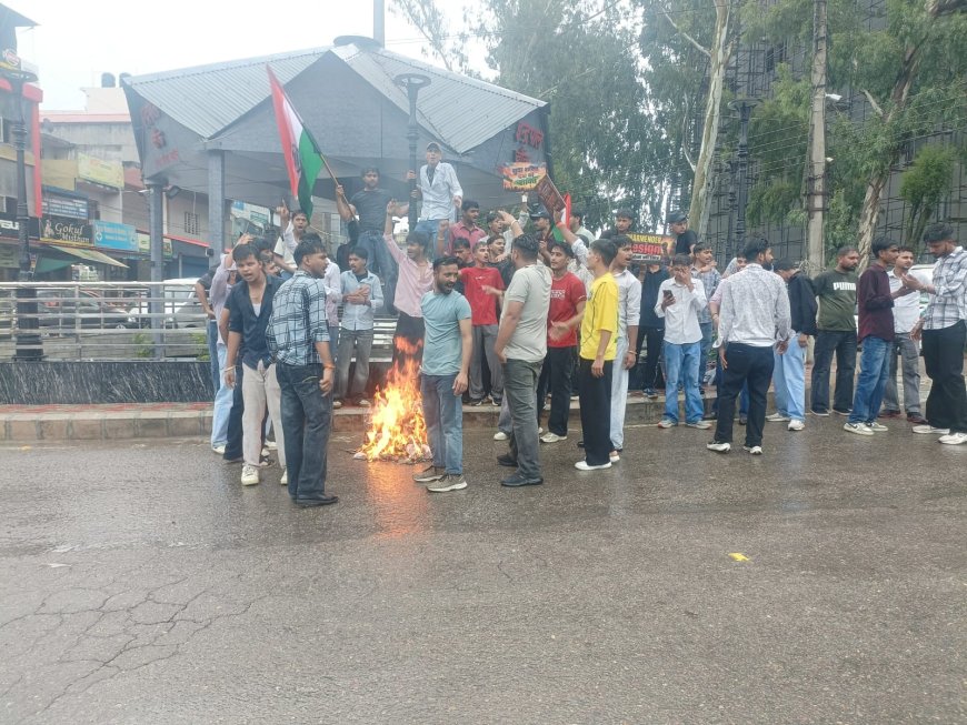 नादौन बस अड्डा के पास इंद्रपाल चौक में युवाओं ने किया जोरदार प्रदर्शन