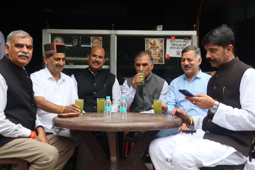 ढाबे पर रुके सीएम, नींबू पानी पीकर जीता लोगों का दिल