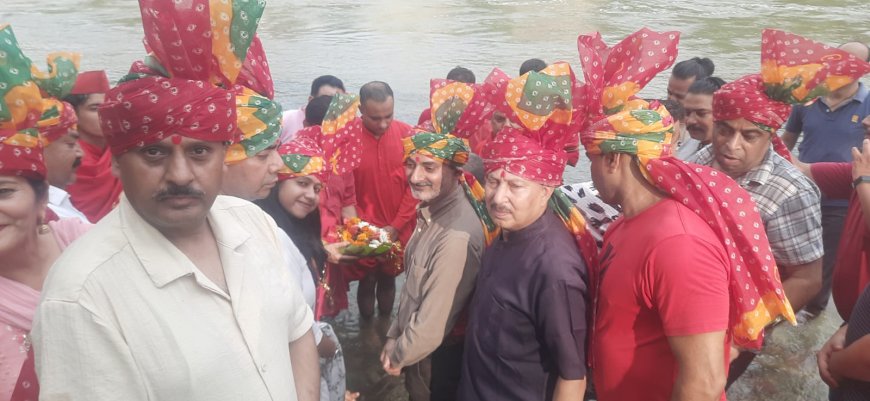 बनेर खड्ड में प्रवाहित की गई माता बज्रेश्वरी देवी को चढ़ाई गई मिंजर