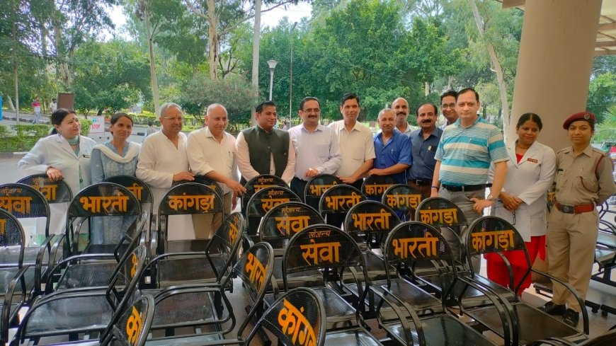 टांडा मेडिकल कॉलेज को सेवा भारती का सहयोग, मरीजों के लिए दान कीं 20 बेंच चेयर