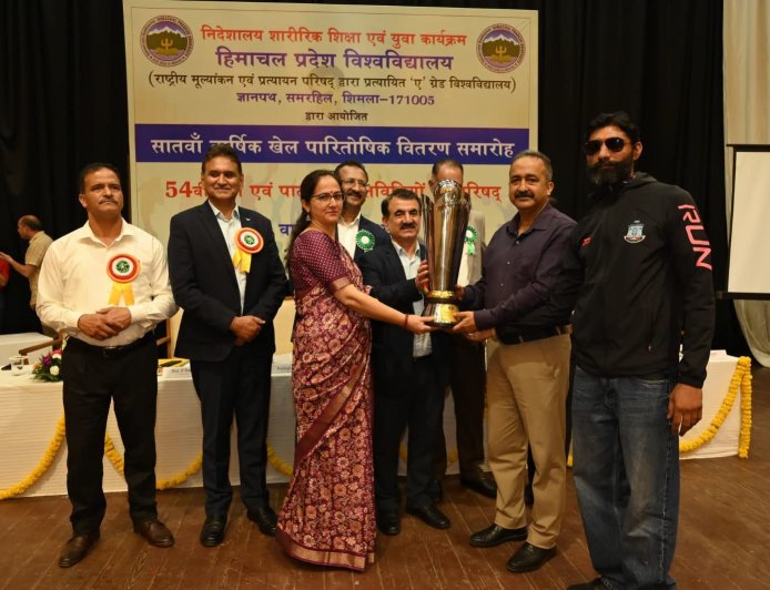 एचपीयू शिमला की ओवरऑल चैंपियनशिप ट्रॉफी पर डीएवी कॉलेज कांगड़ा ने किया कब्ज़ा