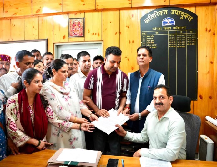 सुधीर शर्मा के समर्थन में धर्मशाला में प्रदर्शन, भाजपा ने एफआईआर की निष्पक्ष जांच की मांग उठाई