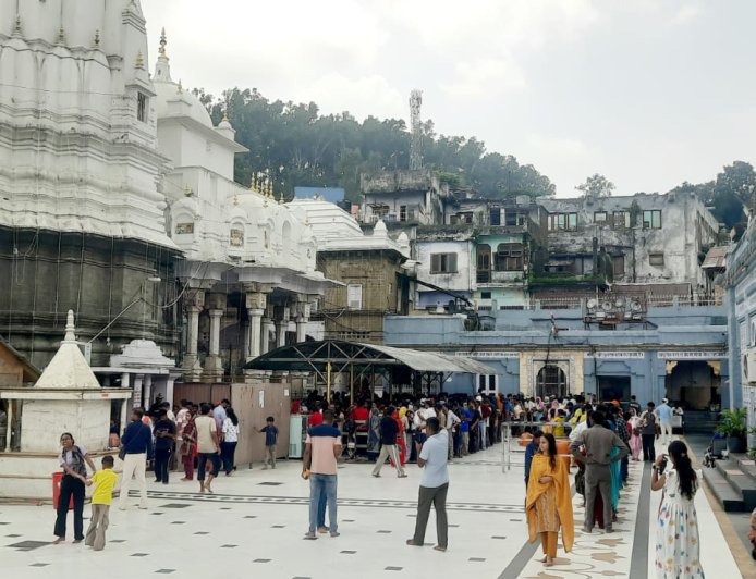 वज्रेश्वरी मंदिर में 3000 श्रद्धालुओं की निशुल्क जांच