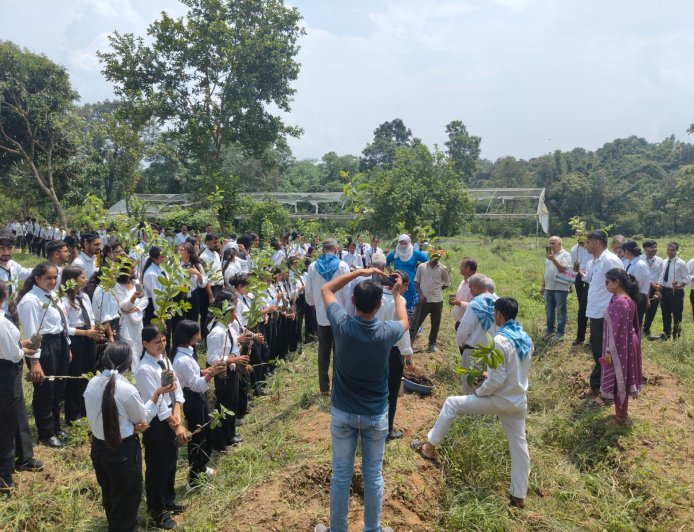 नादौन में पौधरोपण, विद्यार्थियों ने लिया पर्यावरण बचाने का संकल्प