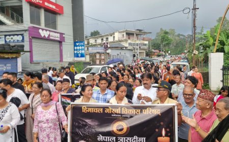 नेपाल त्रासदी पर धर्मशाला में कैंडल मार्च, दी श्रद्धांजलि